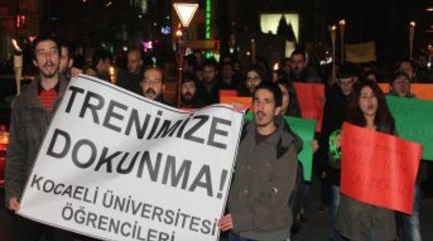 Tren seferlerini durdurma kararına meşaleli tepki