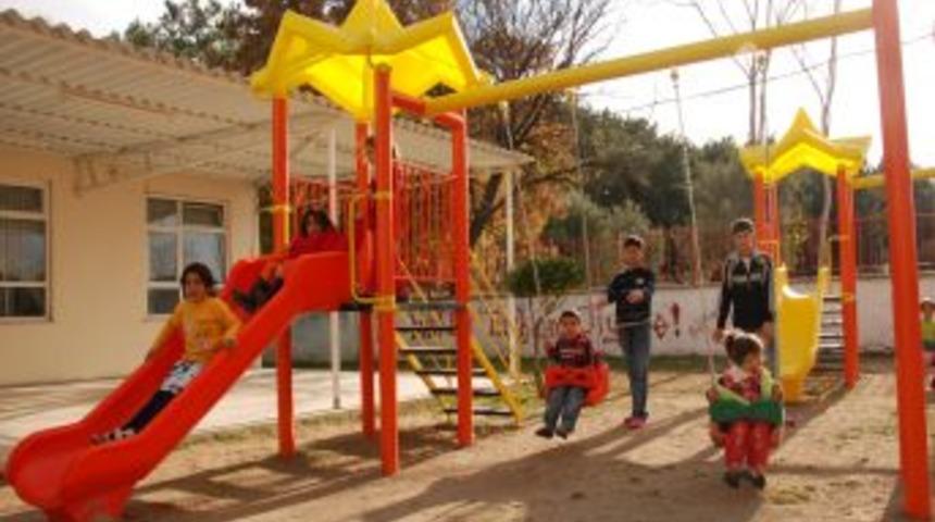 &Ccedil;anakkale&rsquo;de depremzede &ccedil;ocuklara oyun parkı kuruldu