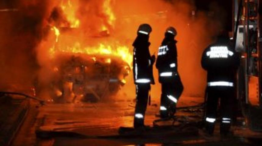 İtfaiye su sıkamadı, iş adamının l&uuml;ks aracı alev alev yandı