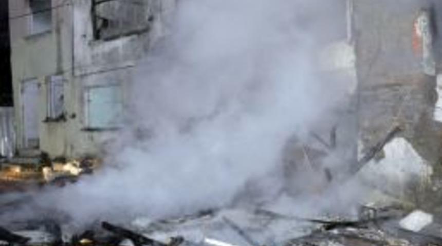 Fatih'te 4 binada yangın &ccedil;ıktı