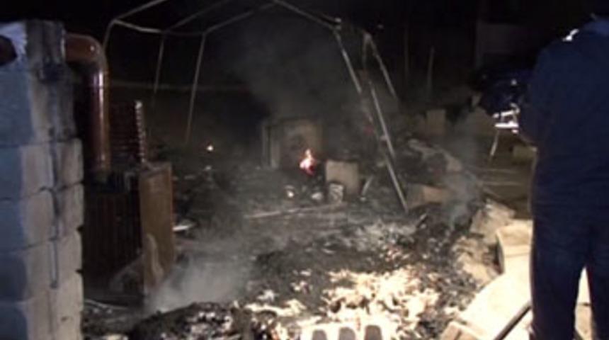 Van'da yine &ccedil;adır yangını: 1&ouml;l&uuml;, 5 yaralı