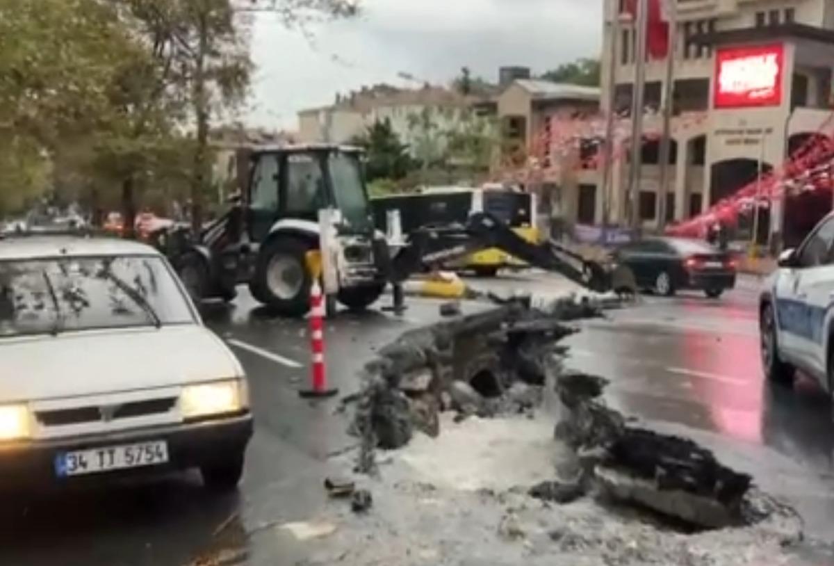 İstanbul u sağanak vurdu: Yol &ccedil;&ouml;kt&uuml;, trafik kilitlendi 1