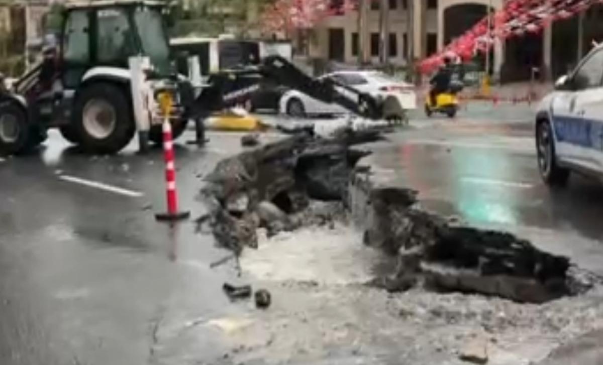 İstanbul u sağanak vurdu: Yol &ccedil;&ouml;kt&uuml;, trafik kilitlendi 2