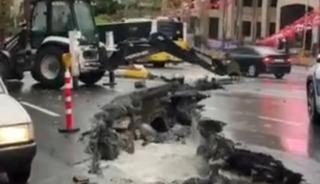 İstanbul'u sağanak vurdu: Yol &ccedil;&ouml;kt&uuml;, trafik kilitlendi