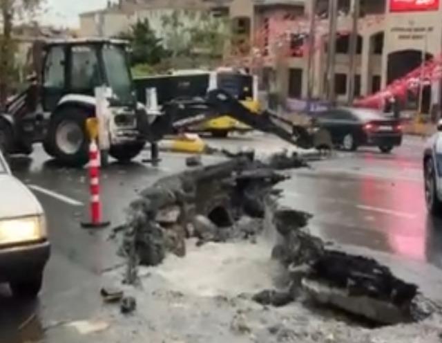 İstanbul'u sağanak vurdu: Yol çöktü, trafik kilitlendi