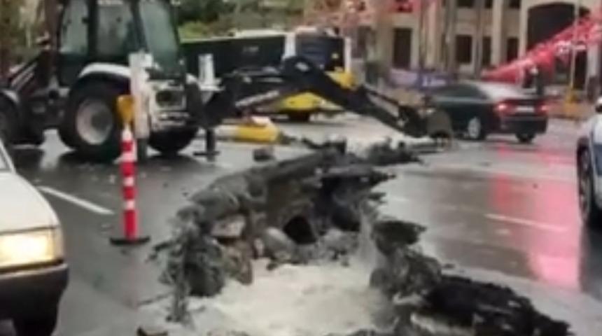 İstanbul'u sağanak vurdu: Yol &ccedil;&ouml;kt&uuml;, trafik kilitlendi