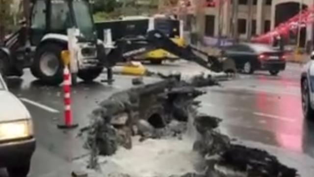 İstanbul'u sağanak vurdu: Yol çöktü, trafik kilitlendi