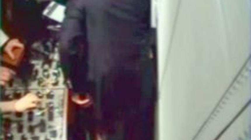 Anne ile kız hırsızlık zanlıları g&uuml;venlik kamerasında