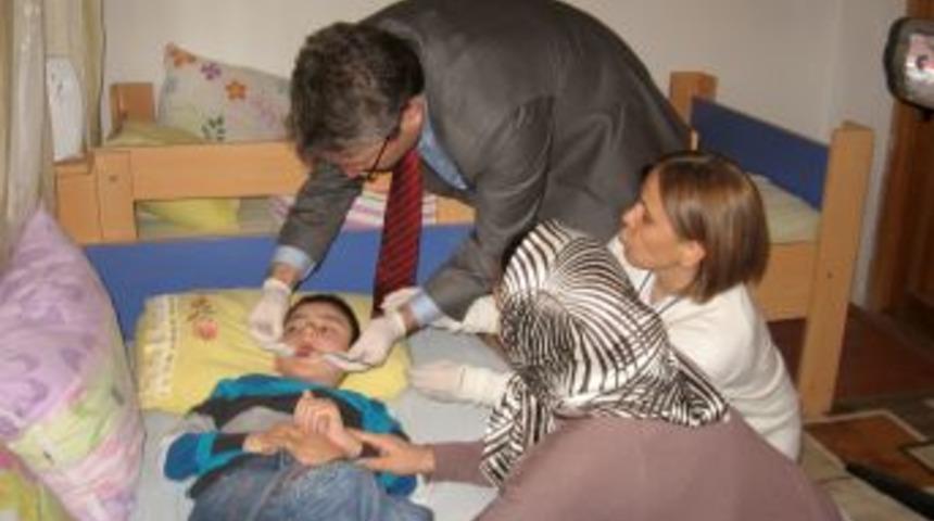 Yatağa bağlı hastaların ayağına artık diş hekimleri de gidiyor