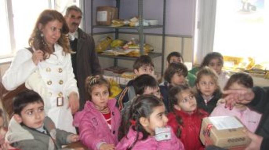 Anaokulu &ouml;ğrencileri, ailelerine PTT&rsquo;den yılbaşı kartı yolladı
