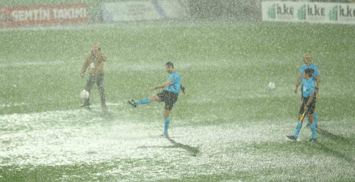 Ümraniyespor - Boluspor maçı yağmur nedeniyle ertelendi! 2