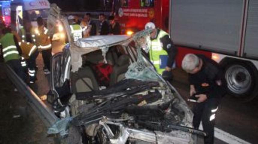 TEM'de otomobil TIR'a &ccedil;arptı: 1'i &ccedil;ocuk, 4 kişi yaralandı