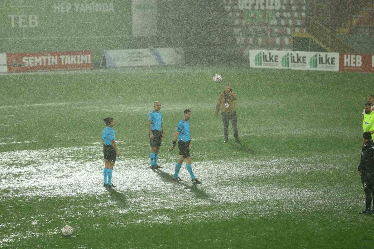 Ümraniyespor - Boluspor maçı yağmur nedeniyle ertelendi! 1