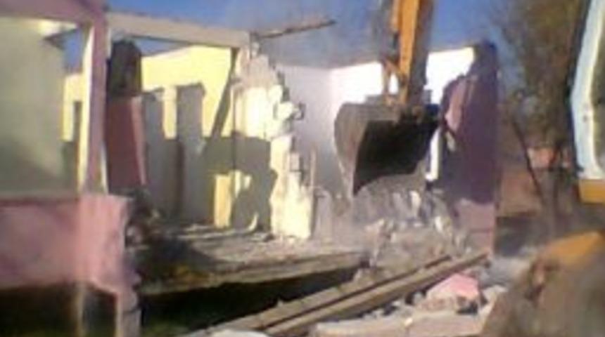 Orta hasarlı ev belediye tarafından yıkıldı