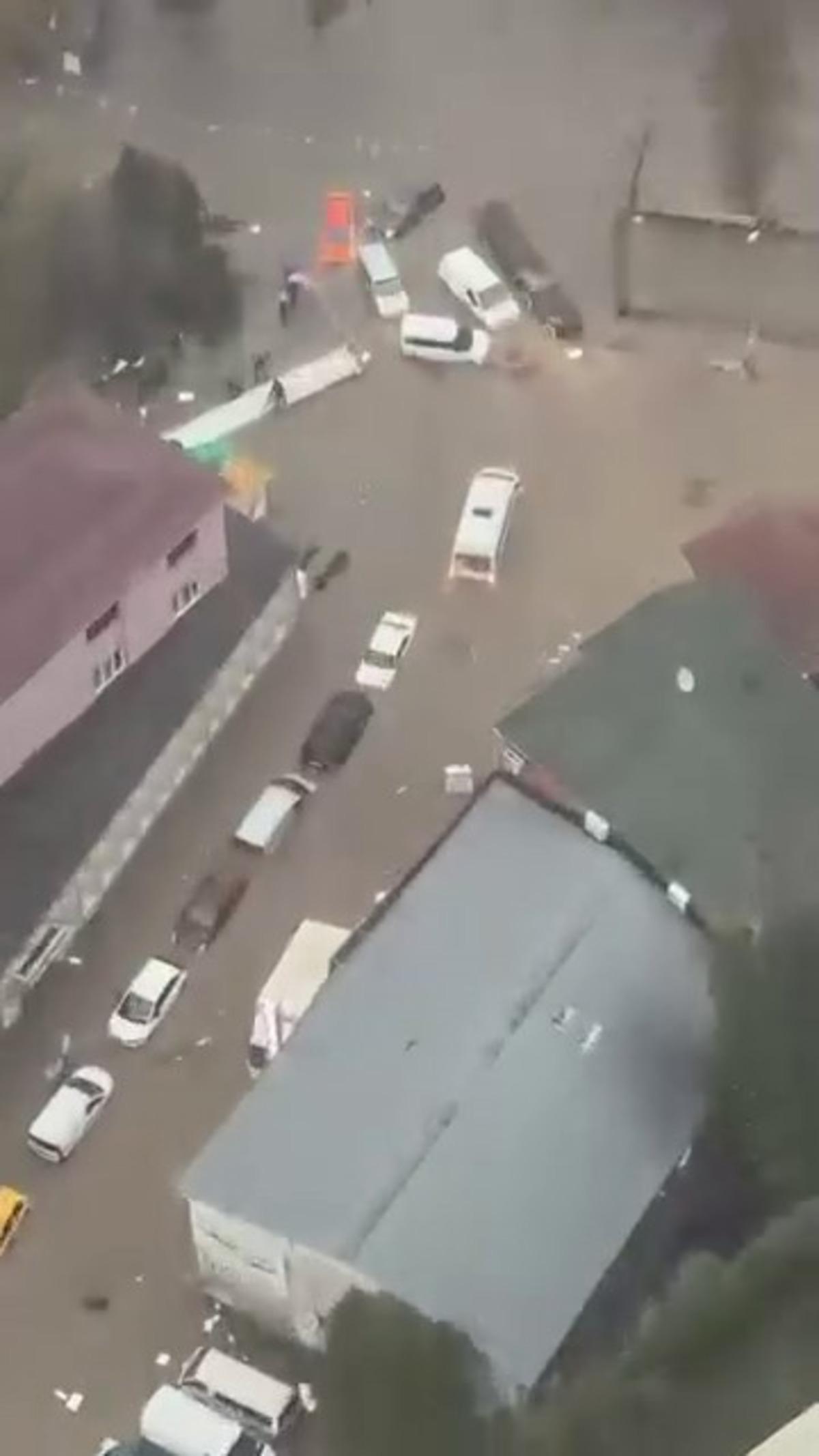 İstanbul sağanak yağışa teslim oldu: Sarıyer de onlarca ara&ccedil; suya g&ouml;m&uuml;ld&uuml;! İşte korku dolu anlar 5