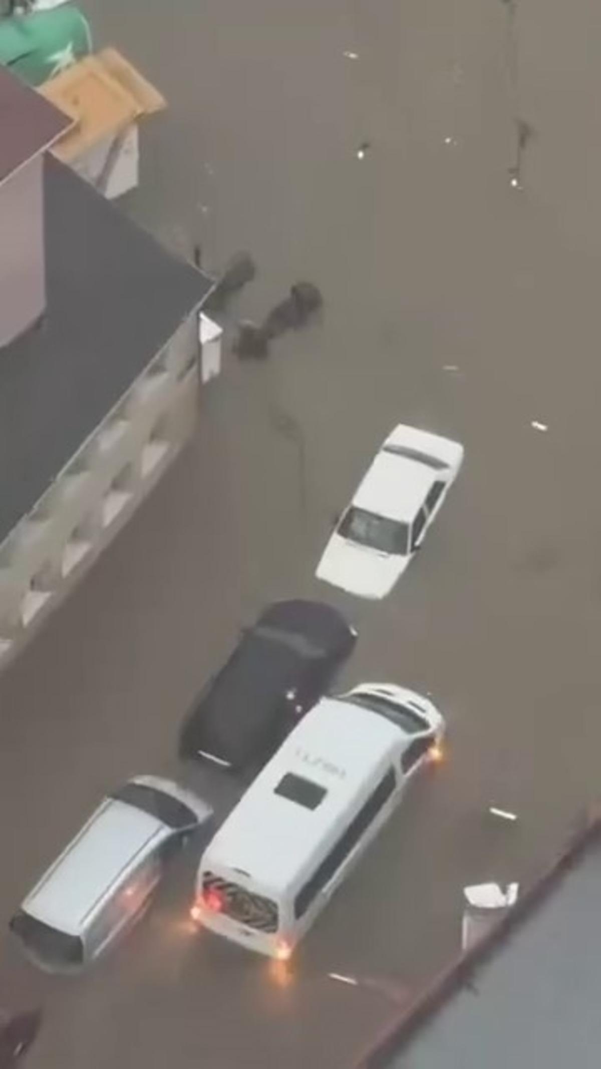İstanbul sağanak yağışa teslim oldu: Sarıyer de onlarca ara&ccedil; suya g&ouml;m&uuml;ld&uuml;! İşte korku dolu anlar 4