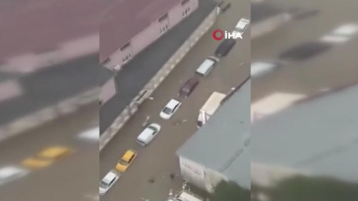 İstanbul sağanak yağışa teslim oldu: Sarıyer de onlarca ara&ccedil; suya g&ouml;m&uuml;ld&uuml;! İşte korku dolu anlar 6