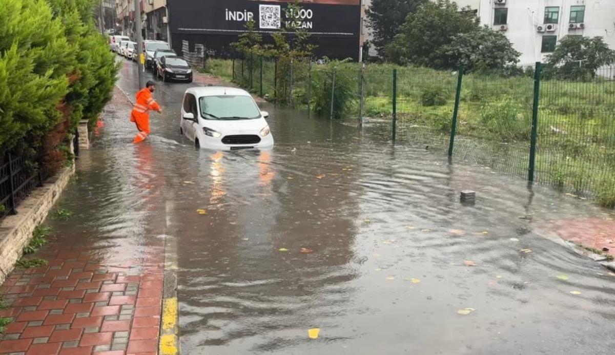 İstanbul sağanak yağışa teslim oldu: Sarıyer de onlarca ara&ccedil; suya g&ouml;m&uuml;ld&uuml;! İşte korku dolu anlar 11