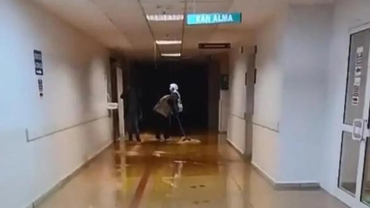 İstanbul sağanak yağışa teslim oldu: Sarıyer de onlarca ara&ccedil; suya g&ouml;m&uuml;ld&uuml;! İşte korku dolu anlar 8