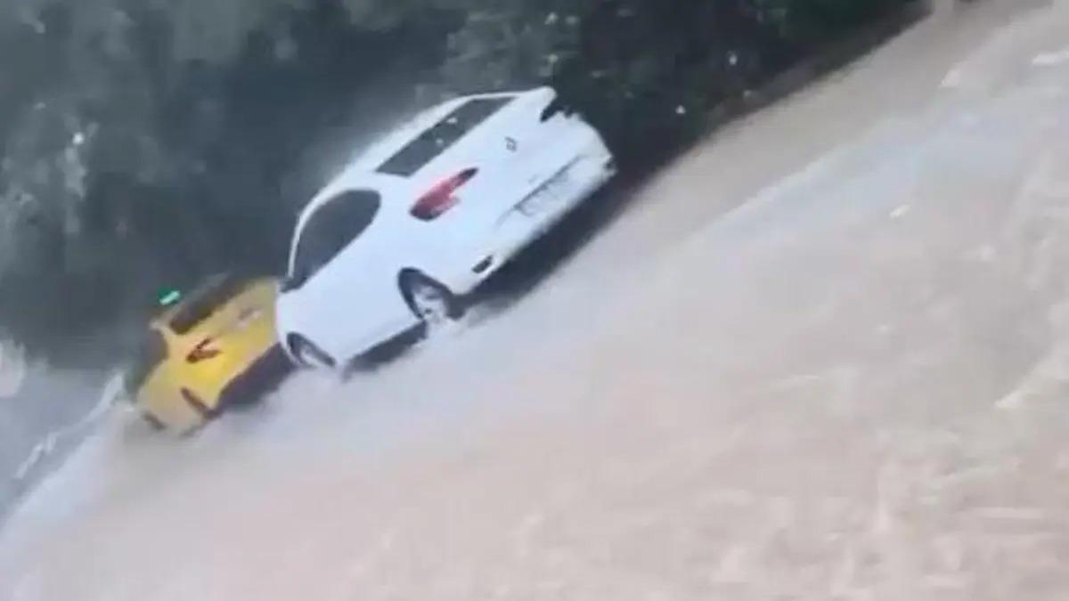 İstanbul sağanak yağışa teslim oldu: Sarıyer de onlarca ara&ccedil; suya g&ouml;m&uuml;ld&uuml;! İşte korku dolu anlar 9