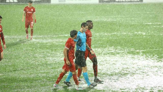 Ümraniyespor - Boluspor maçı yağmur nedeniyle ertelendi!