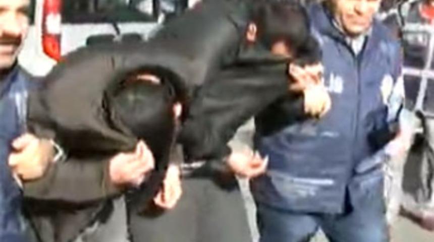 "Oğlundan kargo var dediler, soydular"