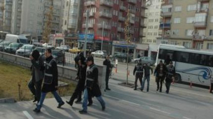 Uyuşturucu operasyonunda 14 sokak satıcısı adliyeye sevk edildi