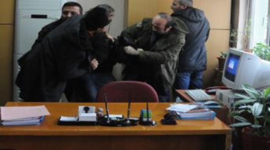 Tartıştığı maliye şefini bı&ccedil;akla rehin aldı