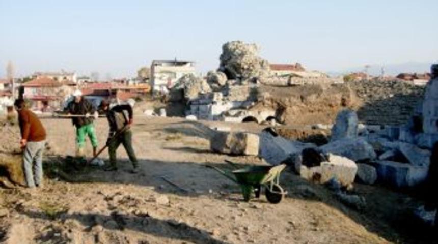 İznik&rsquo;teki tarihi Roma tiyatrosu g&uuml;n y&uuml;z&uuml;ne &ccedil;ıkarılacak