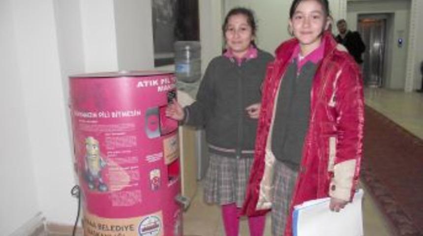 Şeker veren atık pil kutusu, &ccedil;ocukların ilgi odağı oldu