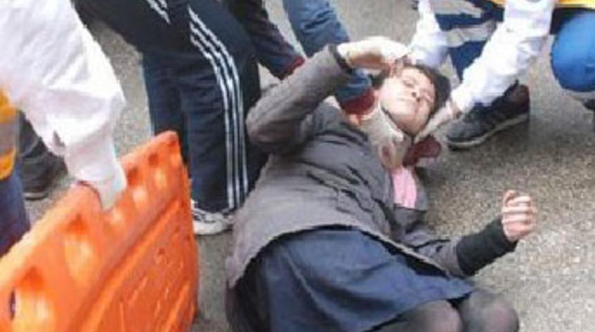 Babasının kovaladığı kıza otomobil çarptı