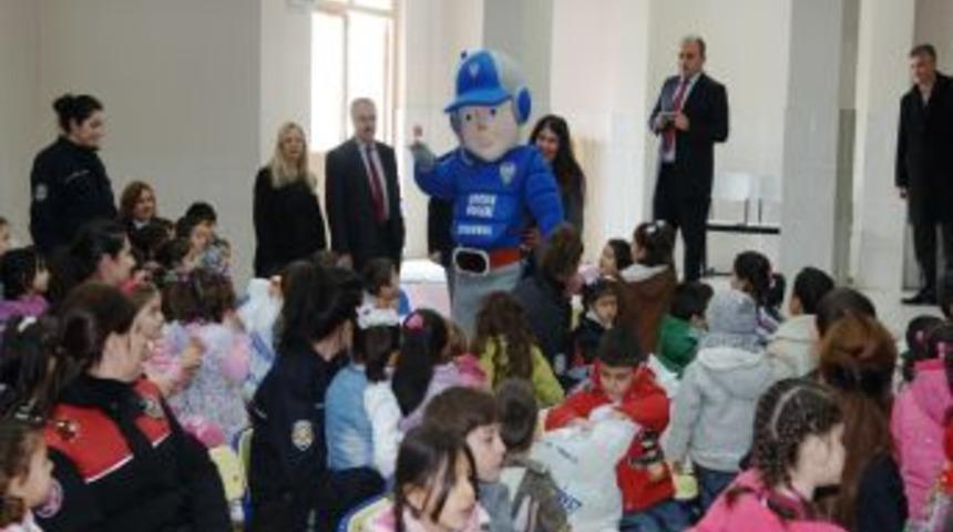 Minik &ouml;ğrencilere polis abla şefkati