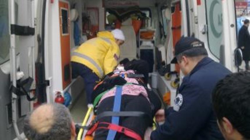 Kavşakta ara&ccedil;lara &ccedil;arpan dolmuş, devrildi: 15 yaralı