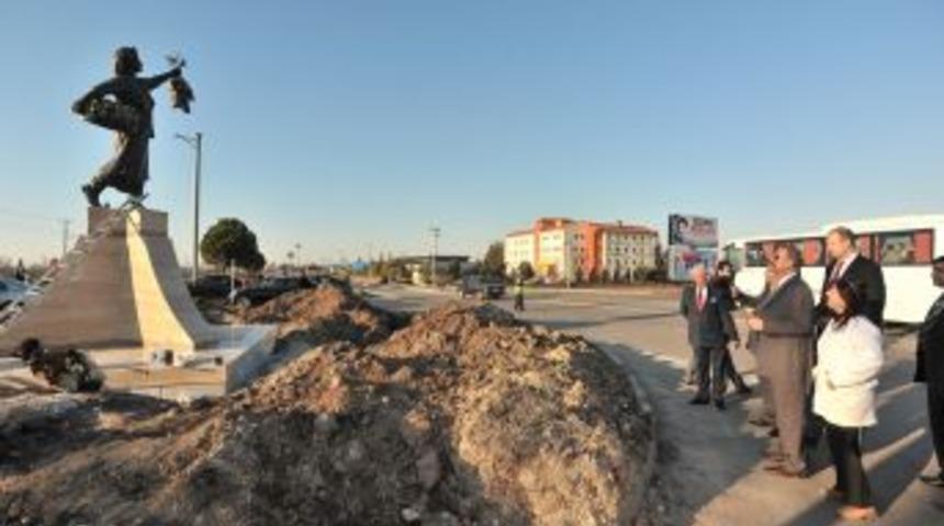 Yerfıstığı heykeli yeni otogar kavşağına dikildi