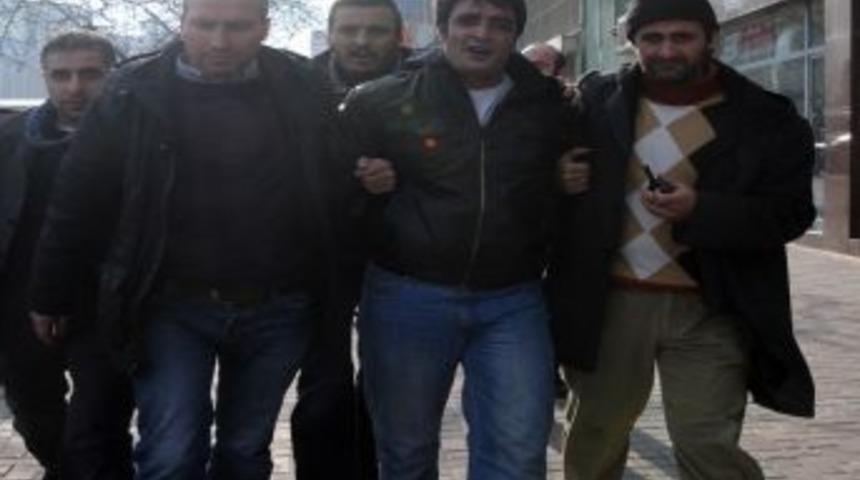 Mahkemeyi kaybedince vergi şefini rehin alan zanlı sabıkalı &ccedil;ıktı