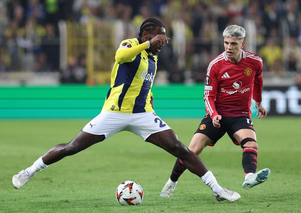 Kar maskesi de yetmedi! Fenerbahçe nin eski yıldızı tribünde ortaya çıktı 2