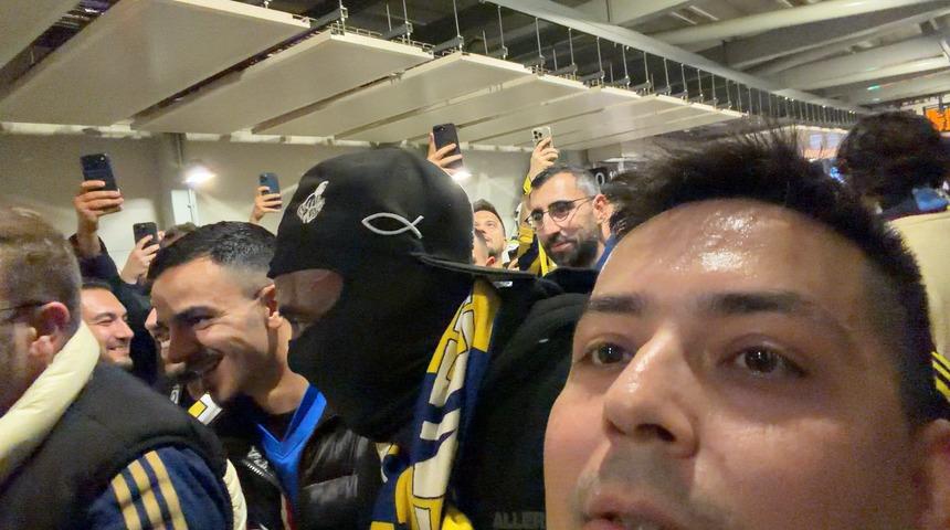 Kar maskesi de yetmedi! Fenerbah&ccedil;e'nin eski yıldızı trib&uuml;nde ortaya &ccedil;ıktı