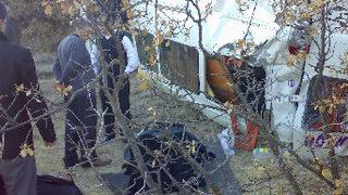 Memurları taşıyan minibüs devrildi; 1 ölü