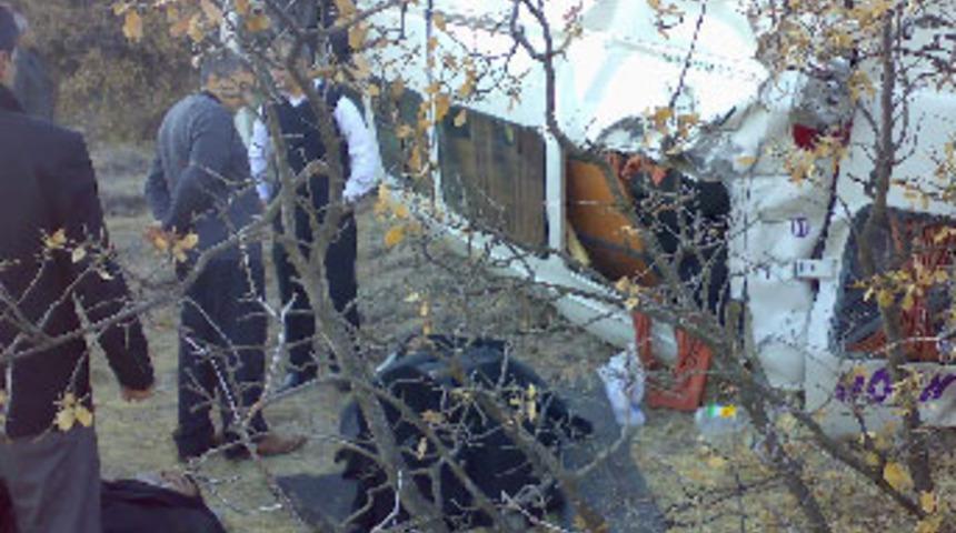 Memurları taşıyan minibüs devrildi; 1 ölü