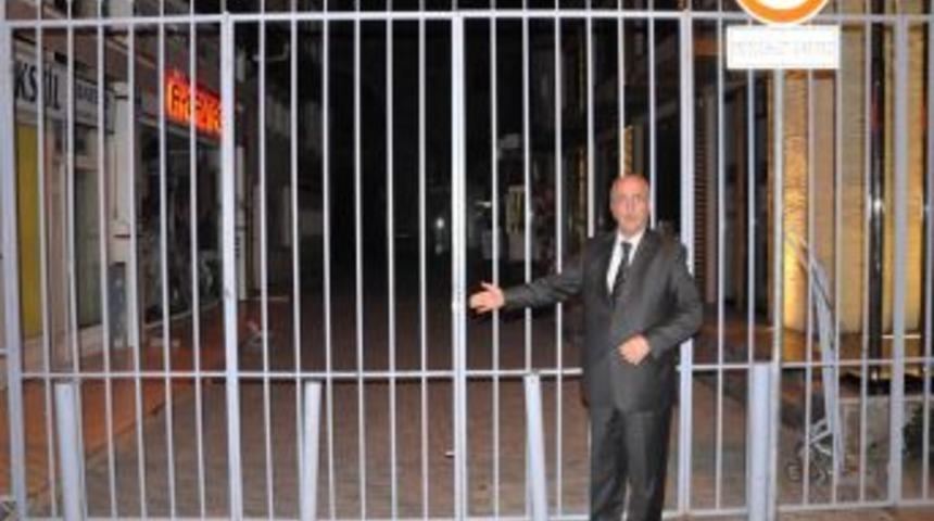 Pala: &Ccedil;arşı kapılarına konulan demir parmaklıklar yasaya aykırı