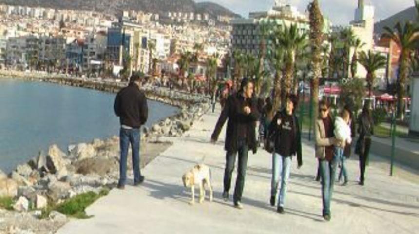 Kuşadası yeni yıla yaz havasında giriyor