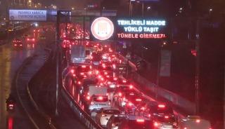 İstanbul Valisi G&uuml;l'den sağanak uyarısı: "&Ouml;zel ara&ccedil;larınızla trafiğe &ccedil;ıkmaktan ka&ccedil;ının"