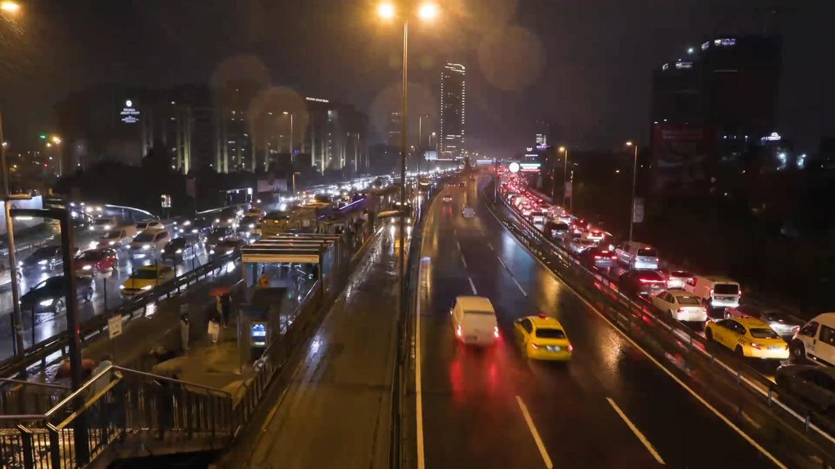 İstanbul Valisi G&uuml;l den sağanak uyarısı: "&Ouml;zel ara&ccedil;larınızla trafiğe &ccedil;ıkmaktan ka&ccedil;ının" 2