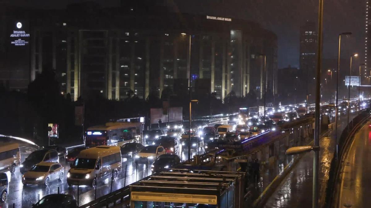 İstanbul Valisi G&uuml;l den sağanak uyarısı: "&Ouml;zel ara&ccedil;larınızla trafiğe &ccedil;ıkmaktan ka&ccedil;ının" 1