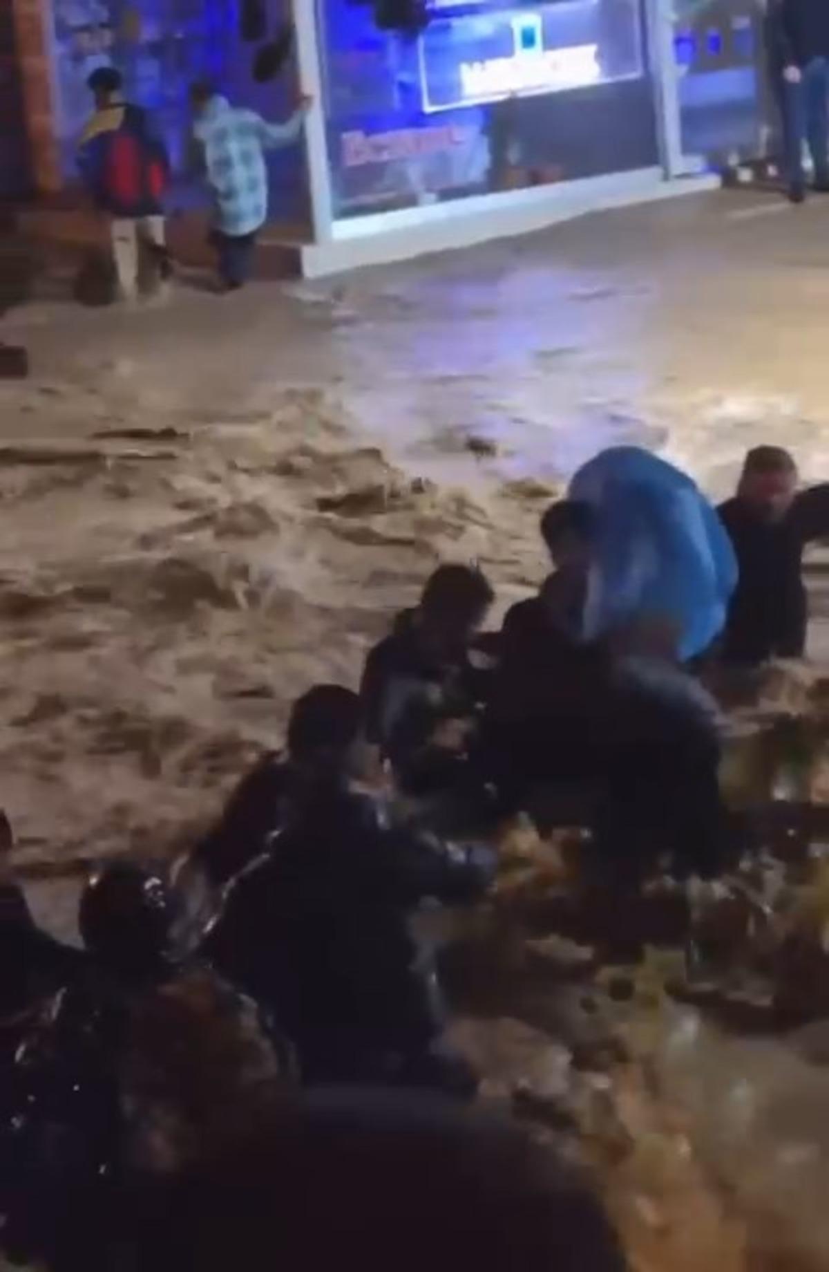 İstanbul da sağanak hayatı felç etti! Halatla karşıya geçtiler 1