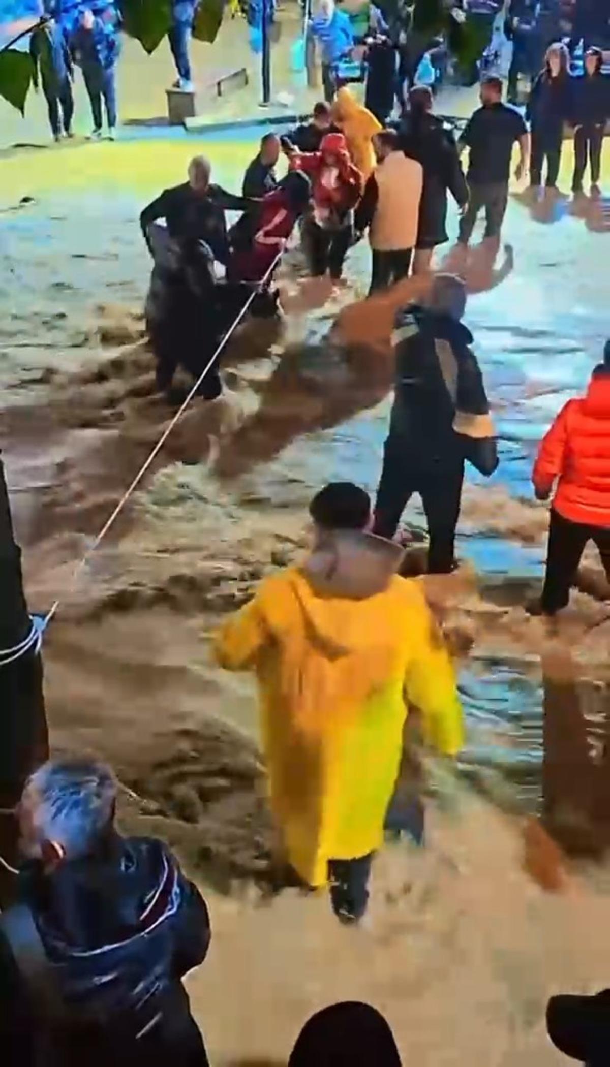 İstanbul da sağanak hayatı felç etti! Halatla karşıya geçtiler 2