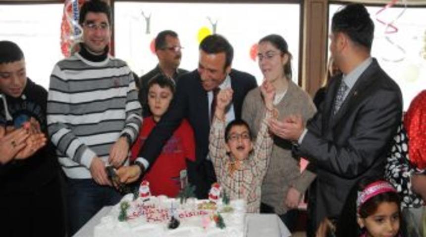 Zihinsel engelli gen&ccedil;lere yeni yıl eğlence programı