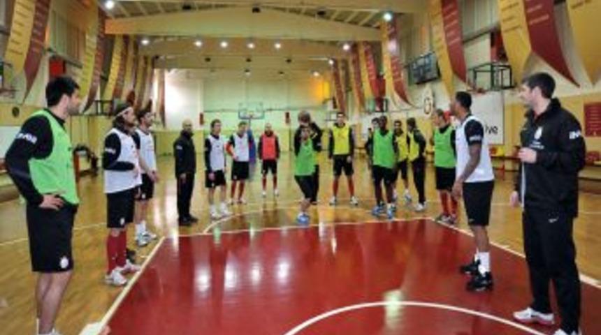Galatasaraylı futbolcular, basketbol oynadı