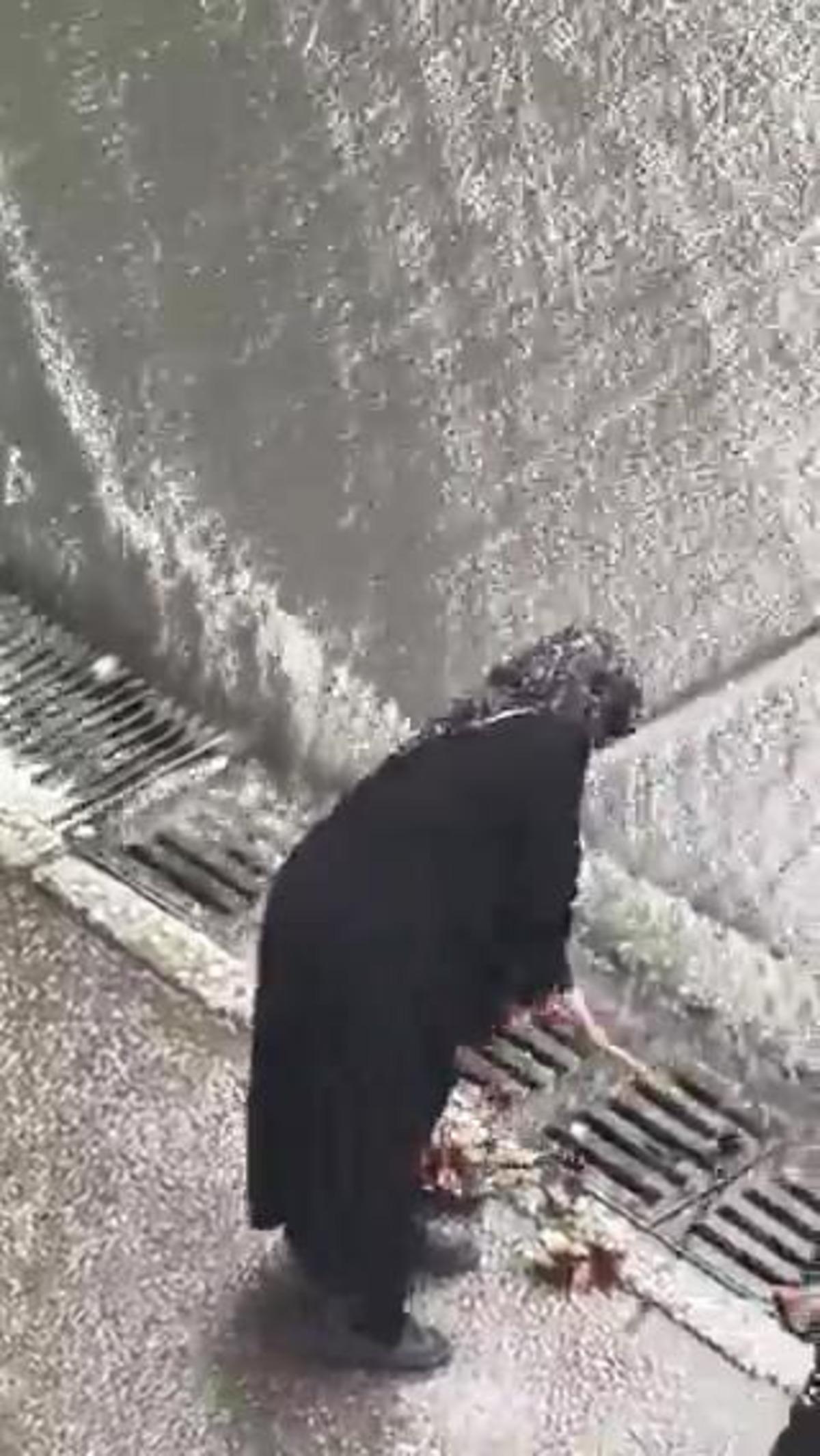 İstanbul da selde gündem olan teyze! Bastonunu aldı mazgalları tek tek açtı 1