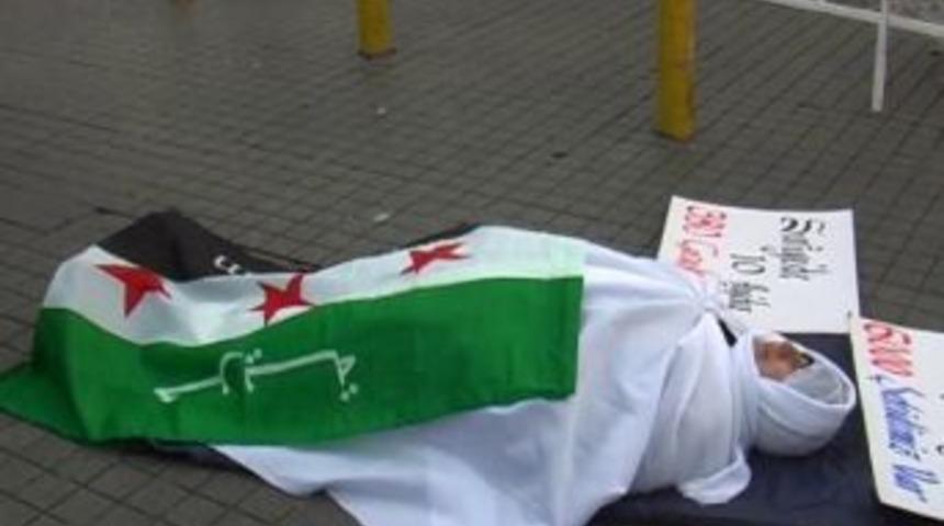 Suriyeli &ouml;ğrencilerden kefenli protesto